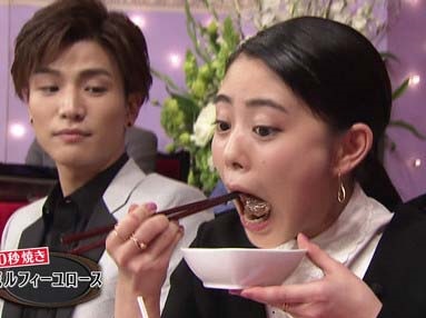 日本テレビ「しゃべくり007」で高畑充希が食事をする画像