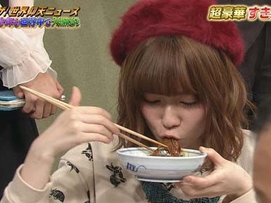 日本テレビ「ザ！世界仰天ニュース」で食事をするAKB48・島崎遥香の画像