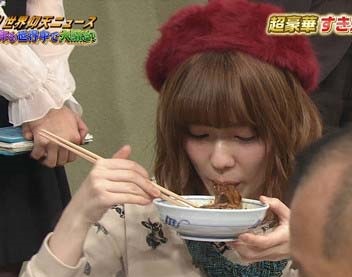日本テレビ「ザ！世界仰天ニュース」で食事をするAKB48・島崎遥香の画像