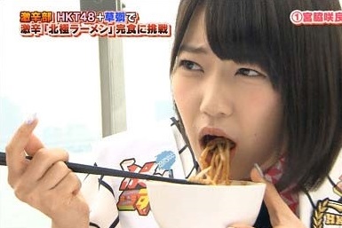 日本テレビ「ザ！世界仰天ニュース」で食事をするAKB48・宮脇咲良の画像