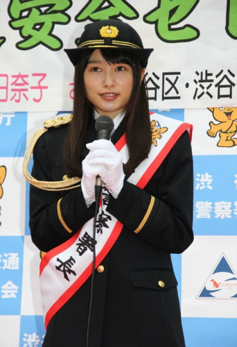 女優・桜井日奈子が一日警察署長を務めている時の画像