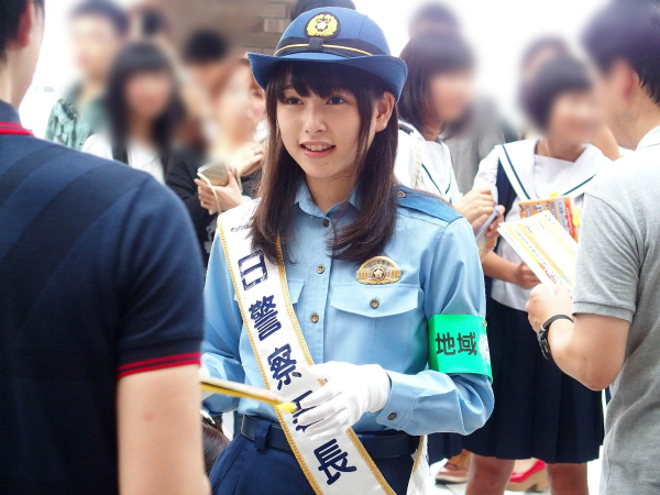 女優・桜井日奈子が一日警察署長を務めている時の画像