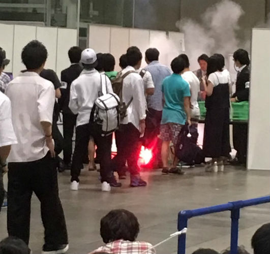 欅坂46のミニライブ後に行われた握手会で発煙筒によるトラブルが起きた時の画像