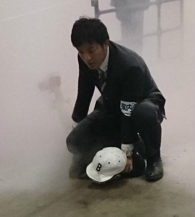 欅坂46のミニライブ後に行われた握手会で発煙筒によるトラブルで捕まった犯人の画像