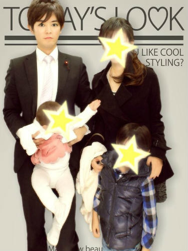 フェイスブックに投稿した橋本健議員と家族のプリクラ写真