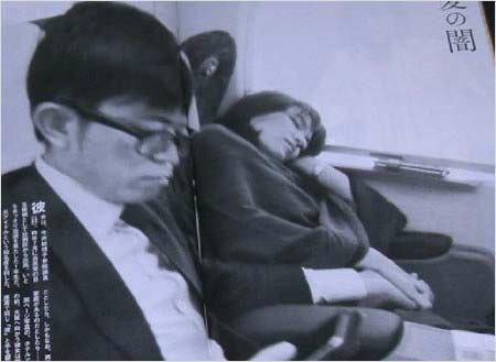 今井議員と橋本議員が新幹線の車内で手を繋ぐ写真