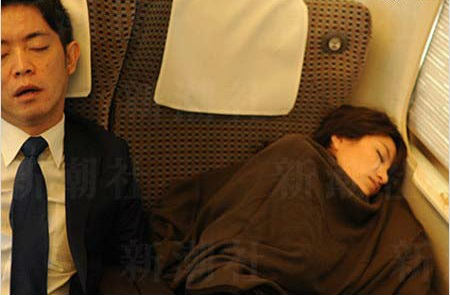 今井議員と橋本議員が新幹線の車内で手を繋ぐ写真