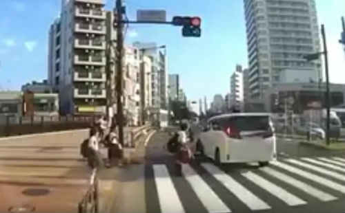 吉澤ひとみ氏が横断歩道で信号無視し逃走する際の画像