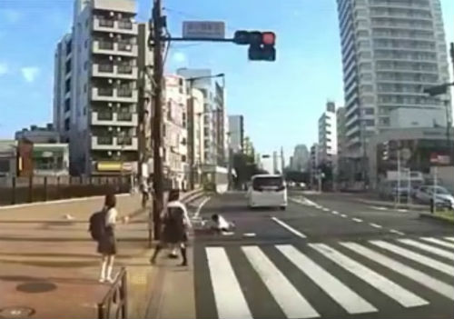 吉澤ひとみ氏が横断歩道で信号無視し逃走する際の画像