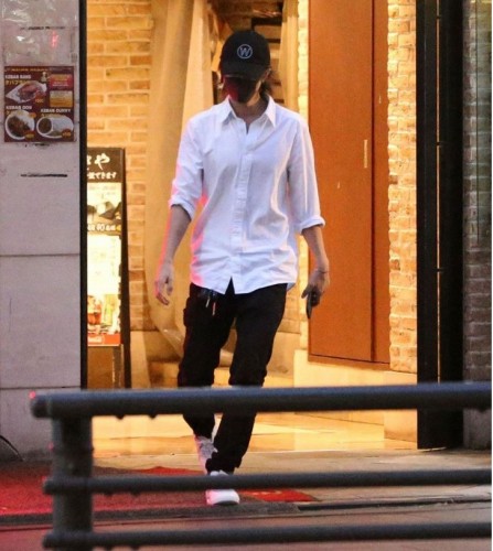 男性アイドルグループ「NEWS」の元メンバー・山下智久がホテルへ向かう時の画像